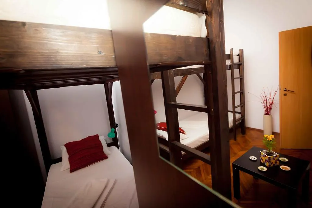 בוקרשט Puzzle Hostel 0*,